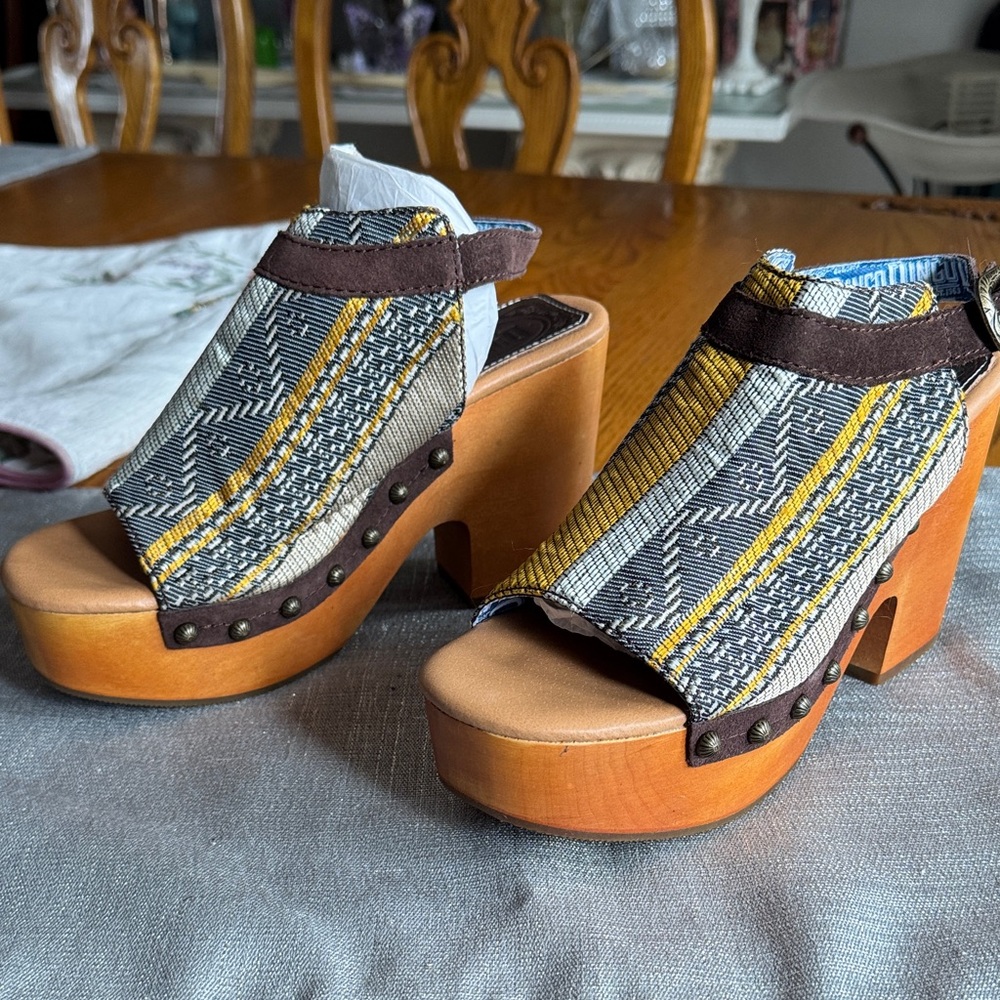 dingo Yellow, Black & Brown Textile Platform Clog Sandals NWOT